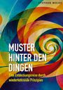 Texte: „MUSTER HINTER DEN DINGEN“ und „Eine Entdeckungsreise durch wiederkehrende Prinzipien“. Buntes, spiralförmiges Design.