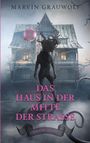 Titel: "Das Haus in der Mitte der Straße". Autor: Marvin Grauwolf. Silhouette vor einem alten Haus, düstere Stimmung.