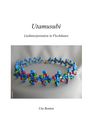 "Utamusubi: Liedinterpretation in Flechtkunst" von Uta Benten. Ein kunstvoll geflochtenes Band mit bunten Perlen.