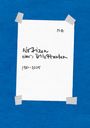 Ein kariertes Blatt mit handschriftlichem Text: "Notizen eines Dilettanten", "M.G.", "1981-2025", fixiert auf einem blauen Hintergrund.