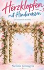 "Herzklopfen mit Hindernissen" in geschwungener Schrift, darunter "Eine romantische Komödie". Pergola mit rosa Rosen.