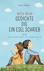 Ein Junge und ein Mädchen sitzen Rücken an Rücken auf einer Wiese, sie hält eine Blume. Der Himmel ist blau mit Wolken.