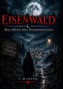 „EISENWALD: Das Herz des Silbermondes“. Eine Person blickt auf ein von Bäumen umgebenes Dorf bei Vollmond.