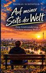 "Auf meiner Seite der Welt. Eine Gratwanderung zwischen meinen Welten." Ein Mann sitzt auf einer Bank und schaut auf eine Stadt.