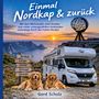 „Einmal Nordkap & zurück“ – Abenteuer mit Wohnmobil, Hunden; im Hintergrund Felsen, Meer, Sonnenuntergang, und Globus.