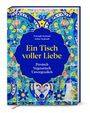 "Ein Tisch voller Liebe. Persisch Vegetarisch Unvergesslich." – Blaues, kunstvolles Muster mit Blumen in leuchtenden Farben.