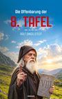 "Die Offenbarung der 8. Tafel" und "Ralf Dingelstedt" in weißer Schrift. Ein älterer, bärtiger Mann in Robe mit Tafel im Hintergrund von Bergen und Sonnenuntergang.