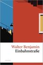 Text: "Walter Benjamin, Einbahnstraße". Illustration in Blau und Rot, zeigt Gebäude und Fenster. Links dunkle Formen, rechts Rotfläche.
