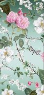 Illustration floral; rosafarbene und weiße Blüten mit grünen Blättern auf einem grünen Hintergrund, Schmetterling.