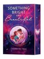 "Something Bright and Beautiful" von Cathryn Free. Illustration: Ein Paar umarmt sich vor einem großen, leuchtenden Mond.