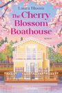 „Laura Bloom. The Cherry Blossom Boathouse. Roman.“ Illustration: Gelbes Haus am Wasser, blühende Kirschblüten, pastellfarbener Himmel.