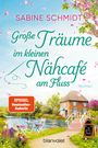 „Große Träume im kleinen Nähcafé am Fluss“ von Sabine Schmidt. Blühender Garten, Brücke, Haus am Wasser.