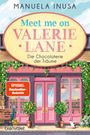 "Meet me on VALERIE LANE. Die Chocolaterie der Träume." Rosa Ladenfront, Pflanzen, Katze, Himmel mit Wolken.