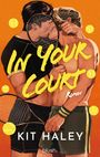 Text: "In Your Court", "Roman", "Kit Haley", "blush." Zwei Männer umarmen sich mit Tennisoutfits und Schlägern, oranger Hintergrund.