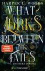 „WHAT LURKS BETWEEN THE FATES“, große Schrift, Schlange im Hintergrund, mystische Pflanzen, dunkel gehalten.