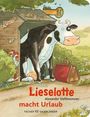 "Liselotte macht Urlaub" von Alexander Steffensmeier. Eine Kuh mit Koffer vor einem Schuppen und Hühnern.