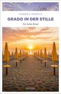 "Andrea Nagele, Grado in der Stille, Ein Adria Krimi." Gelbe Sonnenschirme an einem ruhigen Strand beim Sonnenuntergang.