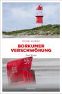 Text: Ocke Aukes, Borkumer Verschwörung, Insel Krimi. Roter Strandkorb, Leuchtturm auf Dünen.