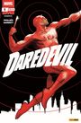 "Daredevil" in großer weißer Schrift. Illustration: Ein roter Superheld mit Stab vor schwarzem Hintergrund, Skyline unten.