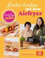 „Lecker kochen mit dem Airfryer“ und „Einfach wie bei Oma“. Zwei Frauen, eine ältere und eine jüngere, halten einen Airfryer.
