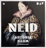 **NEID**  
ANTONIA  
BAUM  
AUTORINNENLESUNG  

Person in leopardgemustertem Mantel mit rosa Kragen.