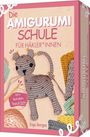 „Die Amigurumi Schule für Häkler*innen. 66 x Techniken, Tipps & Tricks. Inga Borges.“ 
Ein gehäkeltes Katzenspielzeug.