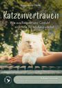 "Katzenvertrauen: Wie aus Respekt und Geduld eine tiefe Verbindung wächst." Eine Person hält eine weiße Katze.