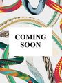 Text: "COMING SOON". Bunte, ineinander verschlungene, schlangenartige Formen auf hellem Hintergrund.