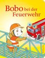 „Bobo bei der Feuerwehr“ in roter Schrift oben. Illustration: Ein Bär mit Helm, ein Feuerwehrauto und eine Leiter.