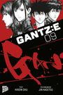 „GANTZ:E 09“ in fetter, weißer Schrift auf schwarzem Hintergrund. Schwarz-Weiß-Gesichter vor rotem Hintergrund.