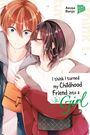 Text: "I think I turned my Childhood Friend into a Girl." Illustration: Ein Mädchen küsst einen Jungen auf die Wange.