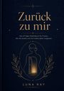 "Zurück zu mir. Das 21-Tage-Arbeitsbuch für Frauen, die viel leisten und sich selbst dabei vergessen. LUNA RAY." 
Elegantes Design mit einer goldenen Linienzeichnung einer Frau, die eine Tür öffnet, umgeben von Blättern.