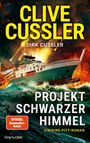 „CLIVE CUSSLER“, „DIRK CUSSLER“, „PROJEKT SCHWARZER HIMMEL“. Ein Schiff kämpft gegen riesige Wellen, Explosionen im Hintergrund.