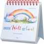 "Unsere Welt ist bunt" und "Kindergebete" stehen in bunten Buchstaben unter einem gemalten Regenbogen mit Bäumen.