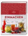 Einmachbuch mit Beeren, Saft, Mango-Chutney, Marmelade; rote, gelbe Gläser, Obst und Gewürzgurken auf Marmortisch.