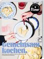 „Gemeinsam kochen. Vegetarische Rezepte und gute Gespräche für mehr Miteinander.“ Zwei Teller mit Teigtaschen, ein Glas Rotgetränk, Spielkarten.