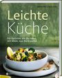 "Leichte Küche" von Janneke Philippi. Ein Teller mit Reisgericht, Brokkoli und Zitrone auf grünem Hintergrund.