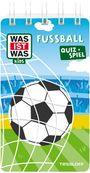 "FUSSBALL QUIZ + SPIEL" steht auf einer Illustration eines Fußballs im Netz, umgeben von jubelnden Fans.