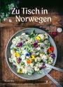 „Zu Tisch in Norwegen“ und „90 saisonale Rezepte zwischen Fjell und Fjord“. Ein Salat mit Blumen auf Holz.