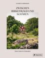 "Zwischen Birkenwald und Schären" zeigt ein rotes, von Bäumen umgebenes Haus in einer ländlichen schwedischen Landschaft.