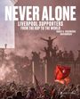 Text: "NEVER ALONE LIVERPOOL SUPPORTERS FROM THE KOP TO THE WORLD." Menschenmenge, rote Fahnen, Rauch, jubelnde Fans.