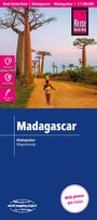 Reise Know-How, Madagascar, 1:1 200 000. Foto: Person auf sandigem Weg zwischen Baobabs bei Sonnenuntergang.