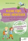 "KLEINE FÜßE, GROßE ABENTEUER. Unvergessliche Wanderungen für Familien. Gemeinsam in der Lüneburger Heide unterwegs." Zwei Kinder wandern.