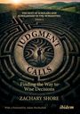 „Judgment Calls“ in einem Labyrinth mit einem nachdenklichen Menschen in der Mitte.