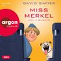 Text: "David Safier, Miss Merkel: Mord im Bordbistro, Nana Spier liest, argon hörbuch, mp3." Illustration: Frau und Mops schauen zwischen Sitzen hervor.