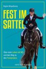 Der Titel lautet "FEST IM SATTEL". Eine Reiterin winkt auf einem dunkelbraunen Pferd.