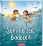 „Sommerzeit Badezeit“ von Jaimie MacGibbon. Zwei Kinder und ein Hund schwimmen fröhlich im Meer unter der Sonne.