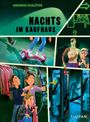 „Nachts im Kaufhaus“ von Andreas Schlüter, Kinder in Abenteuerszenen, mit Bogen, Roller und Schaufensterpuppe, zeigt Ausstellungstücke.