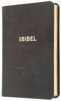 "Die Bibel" steht in goldener Schrift auf einem dunkelbraunen, lederartigen Einband mit abgerundeten Ecken.