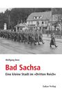 Wolfgang Benz, "Bad Sachsa: Eine kleine Stadt im »Dritten Reich«". Schwarzweiß-Foto von marschierenden Soldaten vor einem Gebäude.